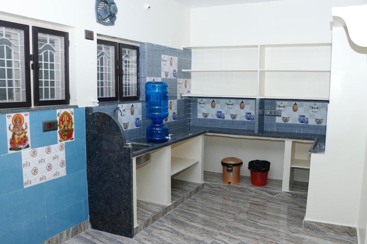 Apartment V *